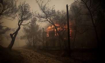 Μαζική εκκένωση στην Κινέτα εξαιτίας της φωτιάς – Έκλεισε η Εθνική Οδός