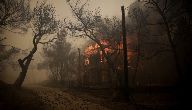 Μαζική εκκένωση στην Κινέτα εξαιτίας της φωτιάς – Έκλεισε η Εθνική Οδός