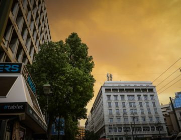 Κόλαση στον ουρανό της Αθήνας από την φωτιά στην Κινέτα