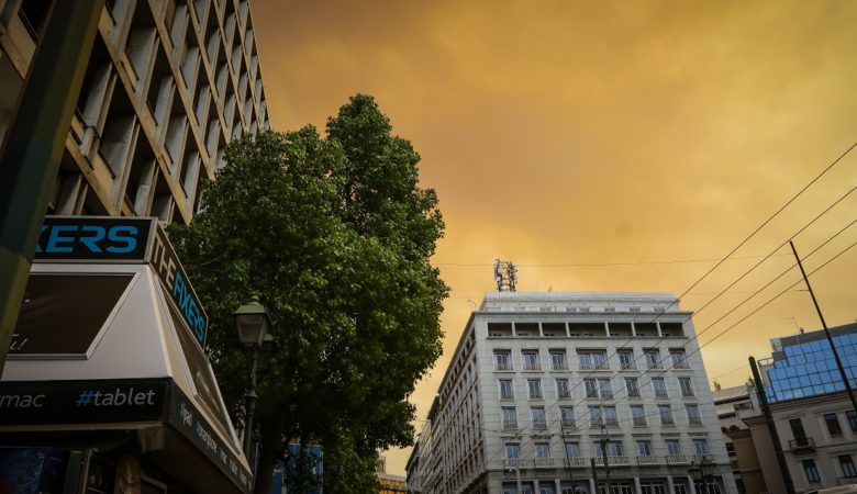 Κόλαση στον ουρανό της Αθήνας από την φωτιά στην Κινέτα