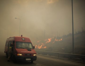 Αναζωπύρωση της φωτιάς στην Κινέτα – Εκκενώνονται οικισμοί