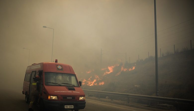 Φωτιά στον Μαραθώνα: Ενισχύθηκαν οι πυροσβεστικές δυνάμεις