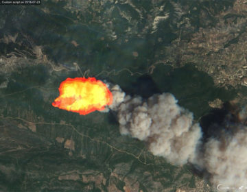 Σε εξέλιξη η πυρκαγιά στα Γεράνεια, πάνω από τους Αγίους Θεοδώρους