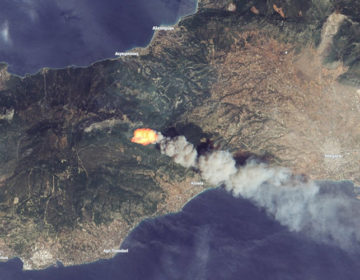 Η φωτιά στην Κινέτα όπως φαινόταν από το διάστημα