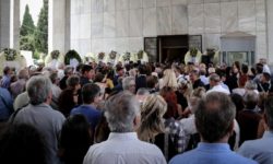 Πλήθος κόσμου στην πολιτική κηδεία του Μάνου Ελευθερίου
