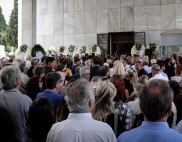 Πλήθος κόσμου στην πολιτική κηδεία του Μάνου Ελευθερίου