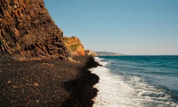 Μαύρα Βόλια, μία παραλία ξεχωριστή με ολόμαυρα βότσαλα