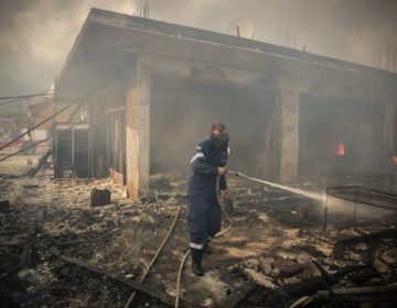 Για τρίτη συνεχόμενη ημέρα στις φλόγες Κινέτα και Καλλιτεχνούπολη