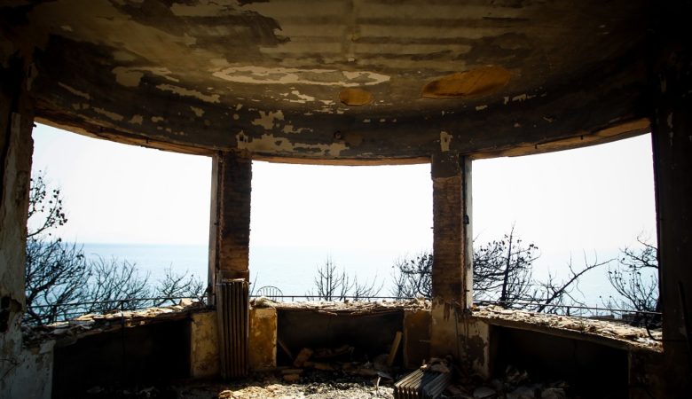 «Κόκκινο Χ» σε εκατοντάδες σπίτια και κτίρια που σάρωσαν οι πυρκαγιές στην Αττική