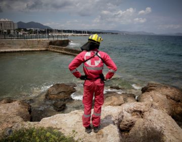 Περιπολίες κοντά στα βράχια για τους αγνοούμενους στο Μάτι