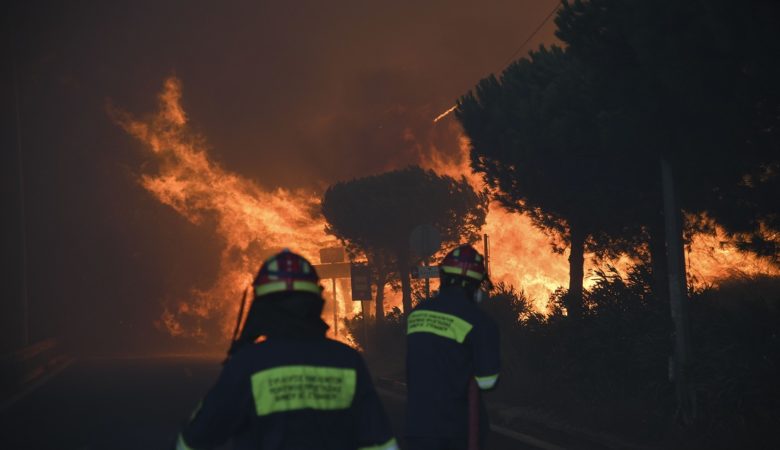 Συνεχίζεται η μάχη με τις φλόγες στα Γεράνεια Όρη