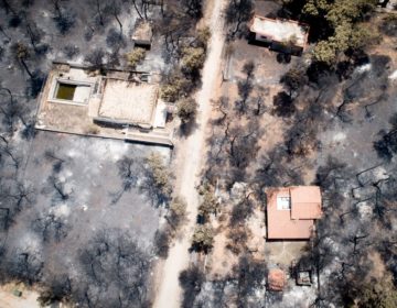 Το Μάτι δακρύζει πάνω από τα αποκαΐδια – Αγωνία για τους αγνοούμενους