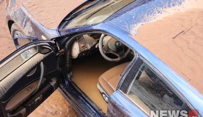 Υποχώρησαν τα νερά στο Μαρούσι αποκαλύποντας μάζα αυτοκινήτων και λάσπης