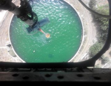 Βίντεο από πυροσβεστικό ελικόπτερο την ώρα που ρίχνει νερό