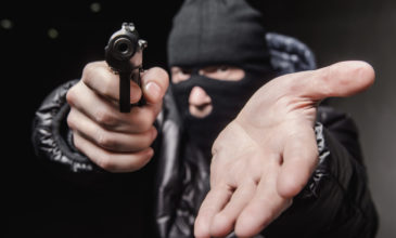 Θύμα ένοπλων ληστών μέσα στο σπίτι του έπεσε επιχειρηματίας στο Σούνιο
