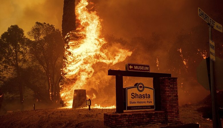 Νεκρός στις πυρκαγιές που σαρώνουν με ταχύτητα την Καλιφόρνια