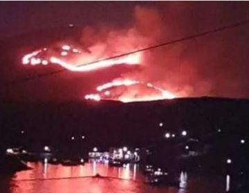 Η Κύθνος στις φλόγες τη νύχτα