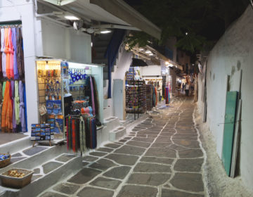 Πάνε Μύκονο και οι μικροπωλητές «μαϊμού» προϊόντων