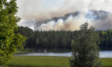 Πολεμικά αεροσκάφη βομβαρδίζουν τις φωτιές στη Σουηδία
