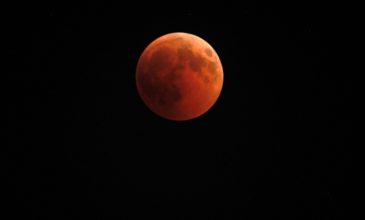 Δείτε μαγικές φωτογραφίες από το «ματωμένο φεγγάρι»