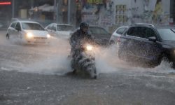 Σφοδρές καταιγίδες στην Αττική: Πού υπάρχουν προβλήματα – Αγνοείται άνδρας στο βουνό της Δίρφυς
