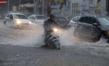 Προβλήματα στην Αττική από την έντονη βροχόπτωση: Εγκλωβίστηκαν οδηγοί – Ποιοι δρόμοι είναι κλειστοί