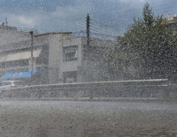 Καταιγίδα τώρα στην Αττική – Δρόμοι χείμαρροι και εκατοντάδες κλήσεις στην Πυροσβεστική
