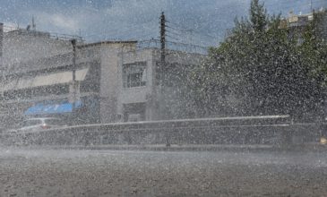 Καταιγίδα τώρα στην Αττική – Δρόμοι χείμαρροι και εκατοντάδες κλήσεις στην Πυροσβεστική