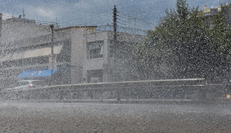 Κακoκαιρία Elias: Σφοδρές καταιγίδες σε Τρίκαλα και Καρδίτσα