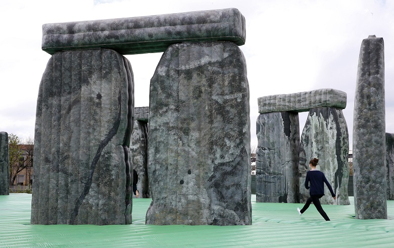 Ένα φουσκωτό Στόουνχετζ σε φυσικό μέγεθος στο Μιλάνο
