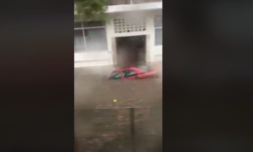 Πλημμύρισαν δρόμοι στον Περισσό – Το νερό «παίρνει» αυτοκίνητα