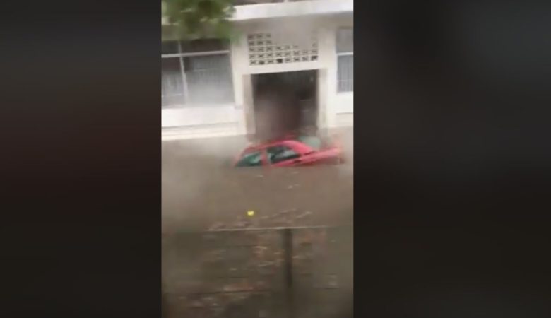 Πλημμύρισαν δρόμοι στον Περισσό – Το νερό «παίρνει» αυτοκίνητα
