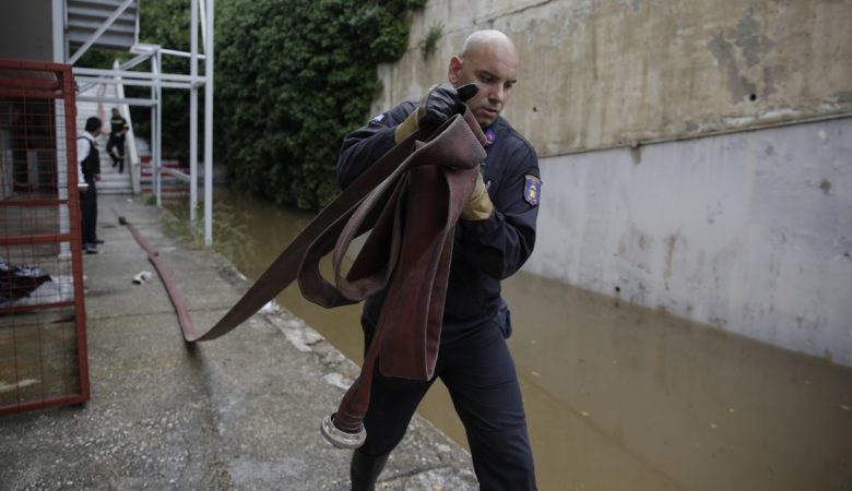 «Βούλιαξε» η Αθήνα από τη νεροποντή – Πλημμύρες σε όλο το Λεκανοπέδιο