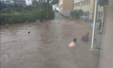 Πλημμύρισε το νοσοκομείο Σωτηρία – Κολυμπούν στο προαύλιο