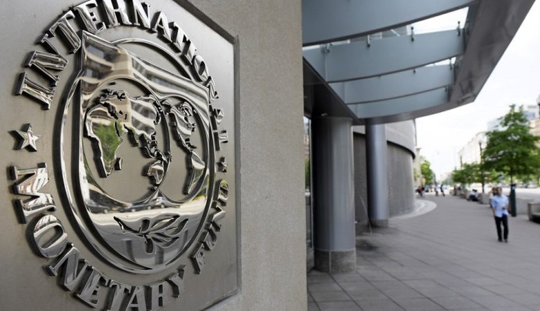 Bloomberg: Πρόωρη αποπληρωμή των δανείων του ΔΝΤ που πήρε η Ελλάδα