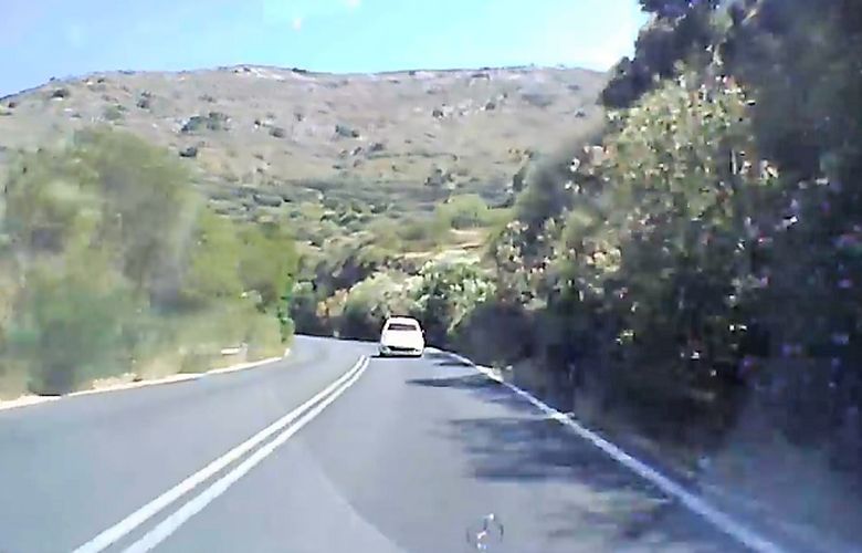 ΙΧ μπαίνει στην αντίθετη λωρίδα – Πώς απέφυγαν τη σύγκρουση