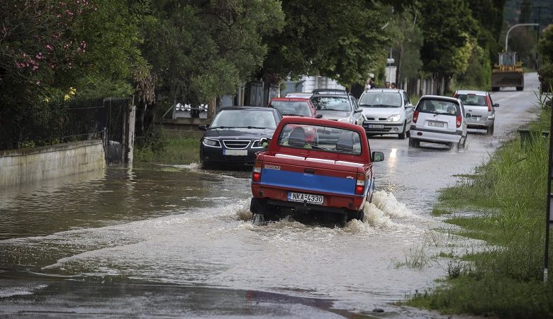 Πλημμύρισε ο Πολύγυρος – Μισό μέτρο νερό από τη βροχή