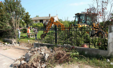 Εικόνες από την πρώτη κατεδάφιση αυθαίρετης μάντρας δίπλα στη θάλασσα