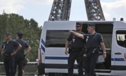 Συναγερμός στο Παρίσι: Εκκενώθηκε ο Πύργος του Αιφελ και η γύρω περιοχή μετά από απειλή για τοποθέτηση βόμβας