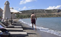 Έφοδος ελεγκτών στις παραλίες της Τήνου – Στο αυτόφωρο επιχειρηματίας