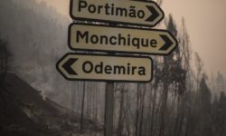 Πυρκαγιά απειλεί τουριστικό θέρετρο στην Πορτογαλία