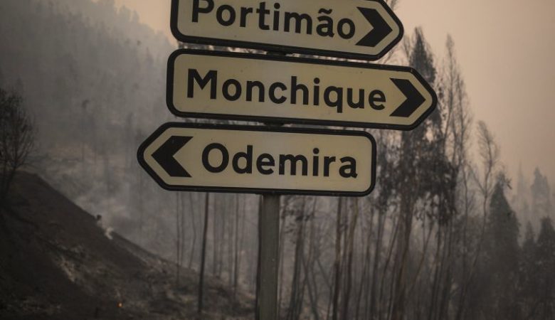 Πυρκαγιά απειλεί τουριστικό θέρετρο στην Πορτογαλία