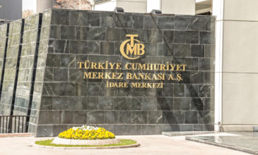 Τουρκία: Η Κεντρική Τράπεζα αυξάνει το βασικό επιτόκιο στο 15% αλλάζοντας ραγδαία πολιτική