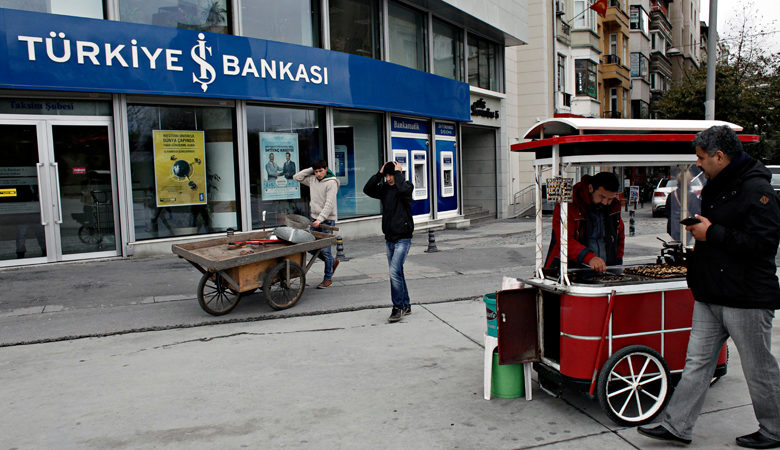 Αντιμέτωπος με οικονομική πανωλεθρία ο Ερντογάν καλεί σε «εθνική μάχη»