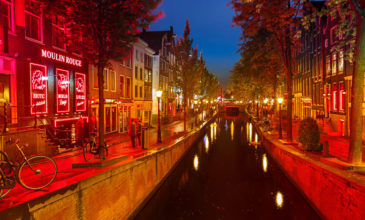 Φρένο στις ορδές τουριστών στα «κόκκινα φανάρια» του Άμστερνταμ