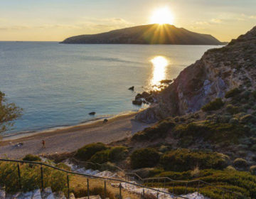 Η κρυφή παραλία της Αττικής με τα 99 σκαλοπάτια