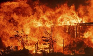 Τιτάνια μάχη με τις φλόγες στην Καλιφόρνια