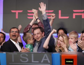 Ο Έλον Μασκ σχεδιάζει να αποσύρει την Tesla από την Wall Street