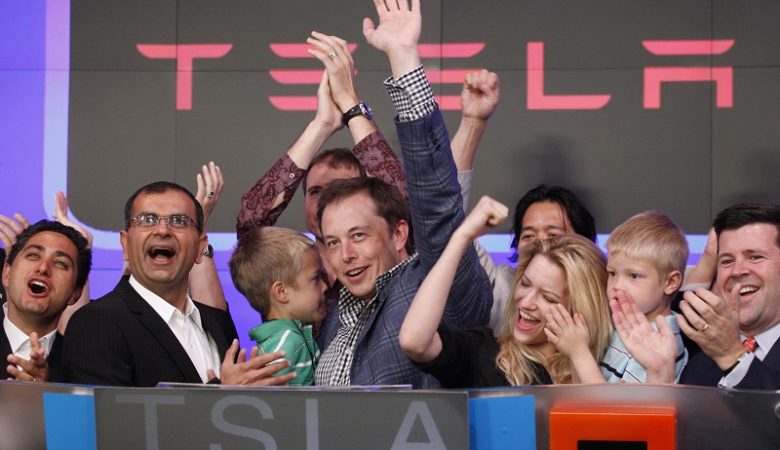 Ο Έλον Μασκ σχεδιάζει να αποσύρει την Tesla από την Wall Street