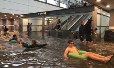 Έκαναν… water park σταθμό του μετρό που πλημμύρισε